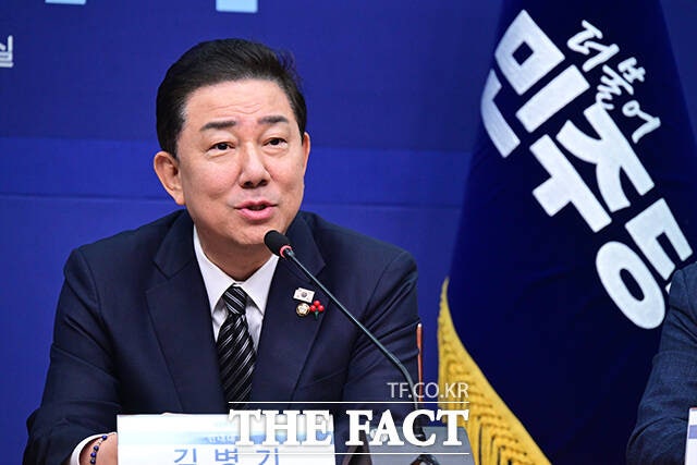 대한항공으로부터 160만원 상당의 숙박권을 수수했단 의혹 등을 받는 김병기 더불어민주당 원내대표가 26일 연이어 경찰에 고발당했다./남윤호 기자