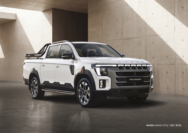 KG모빌리티(KGM)는 프로젝트명 'Q300'으로 개발해 온 차세대 픽업트럭의 공식 차명을 무쏘(MUSSO)로 확정하고 외관 이미지를 26일 공개했다./KGM