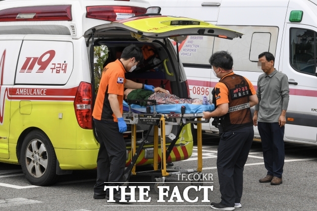 26일 의료계에 따르면 의대 증원에 반발해 지난해 초 환자를 떠나 집단사직했던 전공의들이 정부가 바뀐 후 특례를 받고 18개월만에 돌아왔다.하지만 지역필수 의료 부족 문제와 응급실 뺑뺑이가 이어지고 있다.이재명 