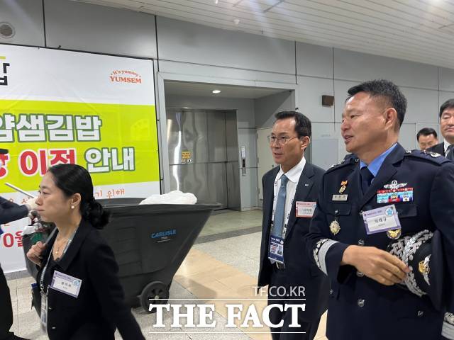 신익현 LIG넥스원 대표이사가 지난 10월 열린 ADEX 2025 비즈니스 데이에서 군 관계자와 이동하는 모습./최의종 기자