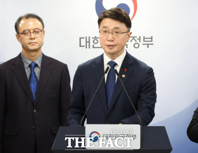 29일 오후 서울 종로구 정부서울청사에서 열린 'KT-LGU+ 침해사고 조사 결과 발표' 관련 브리핑에서 류제명 과학기술정보통신부 제2차관이 취재진의 질문에 답변하고 있다./뉴시스