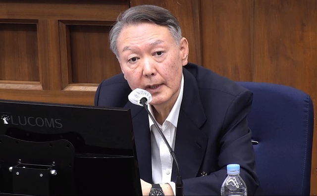 윤석열 전 대통령이 지난달 24일 열린 자신의 내란 우두머리 혐의 등 공판에서 발언하고있다./서울중앙지법