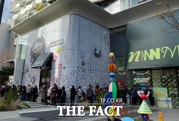 11월 17일 오전 방문한 성수동 '올리브영N 성수'.오픈 전임에도 외국인 관광객들이 입장을 위해 길게 줄을 서서 기다리고 있는 모습./문은혜 기자