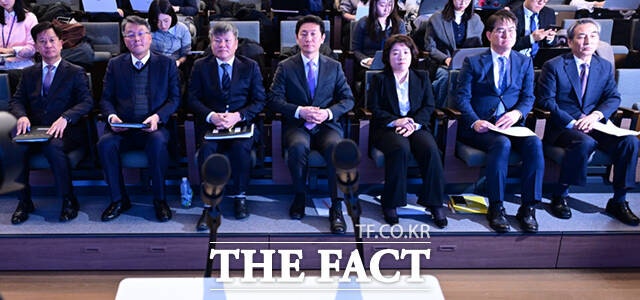 (왼쪽부터) 박노수·김경호·문형주·박상진·오정희·김형근 특검보와 민중기 특검이 29일 서울 종로구 KT광화문빌딩 웨스트에서 열린 종합 브리핑에 참석하고 있다./이새롬 기자