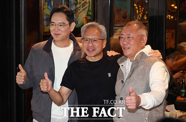 정의선 현대자동차그룹 회장이 지난 10월 서울 강남구 깐부치킨 삼성점에서 젠슨 황 엔비디아 최고경영자,이재용 삼성전자 회장과 함께 '치맥' 회동 후 기념촬영을 하는 모습./서예원 기자