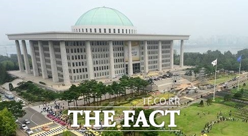 세계평화통일가정연합(통일교)의 정치인 금품 로비 의혹을 수사하고 있는 경찰이 한학자 통일교 총재 등 핵심 인물 4명을 정치자금법 위반 혐의로 송치하면서 수사에 속도를 내고 있다.특히 수사 과정에서 통일교 자금으로 