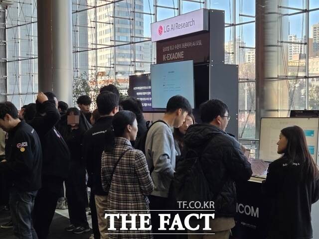 30일 서울 삼성동 코엑스에서 열린 '독자 AI 파운데이션 모델 프로젝트 1차 발표회' 현장에 마련된 LG AI연구원 부스에 방문객들이 AI 모델을 시연해보고 있다./삼성동=우지수 기자