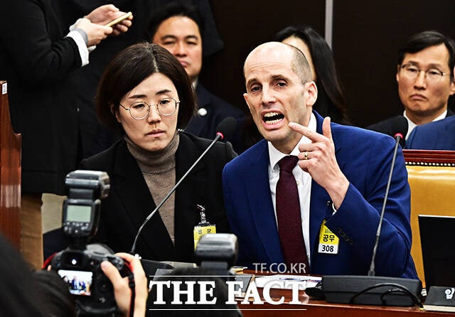 해롤드 로저스 쿠팡 대표이사가 지난 30일 오전 서울 여의도 국회에서 열린 ‘쿠팡 침해사고 및 개인정보 유출, 불공정 거래, 노동환경 실태 파악과 재발방지 대책 마련을 위한 청문회’에 증인으로 출석해 질의에 답변을 