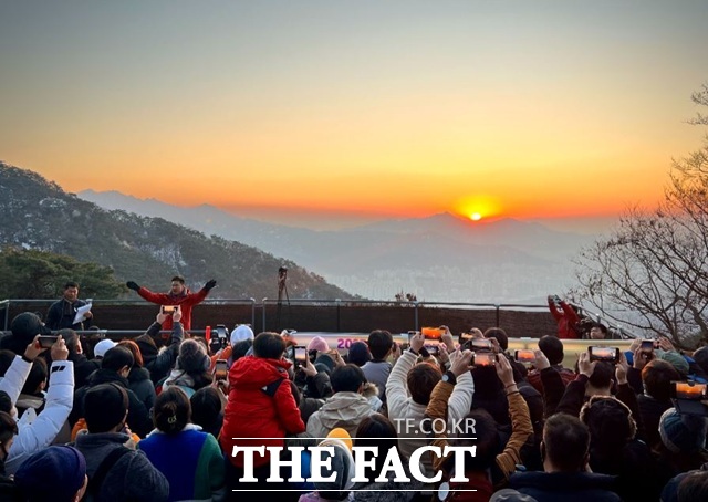 서울시는 2026년 병오년(丙午年) 새해를 맞아 시민들이 해돋이를 보며 새해 각오를 다질 수 있도록 서울의 산과 공원 16곳에서 해맞이 행사를 진행한다.도봉산./서울시