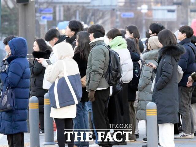 올해의 마지막 날이자 수요일인 31일에도 전국 대부분 지역 아침 기온이 영하권에 머물며 매서운 추위가 이어지겠다.강한 바람에 체감 온도는 더욱 낮아질 것으로 전망된다./송호영 기자