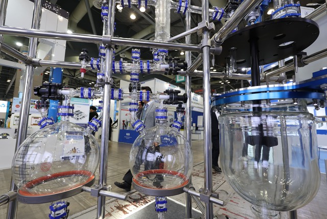 2026년은 국내 제약바이오 산업에 분기점이다.기술수출과 플랫폼 가치로 주목받아 온 주요 신약 후보들이 구체적인 결과로 평가를 받을 전망이다.사진은 지난해 제14회 국제의약품·바이오산업전에 전시된 제품./ 뉴시