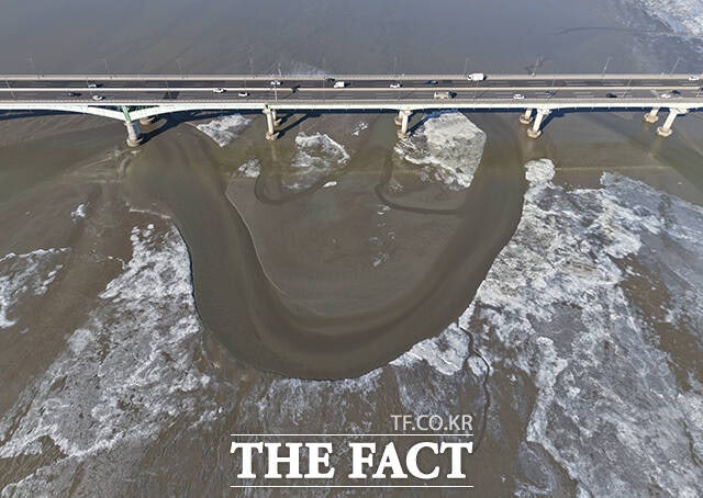 전국적으로 강추위가 이어지고 있는 2일 오전 경기 김포시 일산대교 아래 한강이 얼어 있다./김포=박헌우 기자