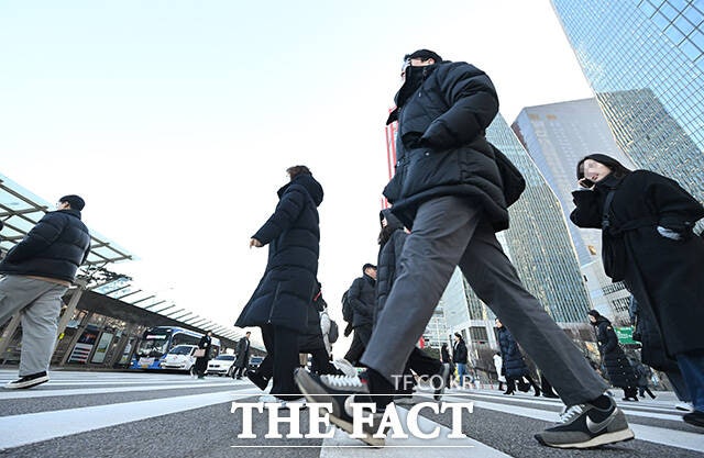 서울 전역에 한파특보가 발효된 2일 오전 서울 여의도환승센터에서 시민들이 2026년 병오년(丙午年) 새해 첫 출근길에 나서고 있다. /박헌우 기자