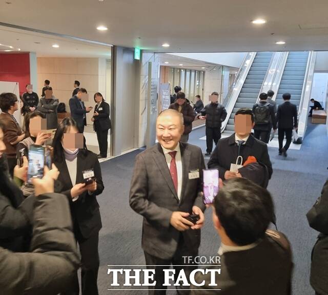 경제계 신년인사회에 참석한 구자은 LS그룹 회장이 취재진과 대화를 나누고 있다./이성락 기자