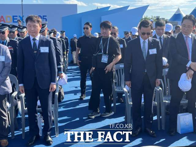 차재병 한국항공우주산업(KAI) 임시 대표(왼쪽)와 신익현 LIG넥스원 대표가 지난해 10월 17일 열린 서울 국제 항공우주 및 방위산업 전시회 2025(서울 ADEX 2025) 개막식에서 순국선열에 대한 묵념을 하