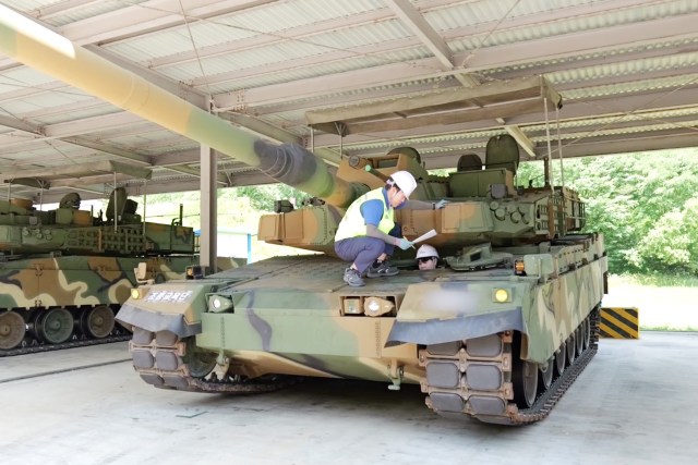 현대로템 관계자가 지난해 9월 전라남도 장성군 육군 기계화학교를 방문해 K2전차 장비 점검을 진행하는 모습./현대로템