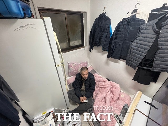 서울 용산구 동자동에 위치한 최성일(59) 씨가 거주하는 쪽방의 낡은 창문에서 찬바람이 들어오고 있다./이라진 기자