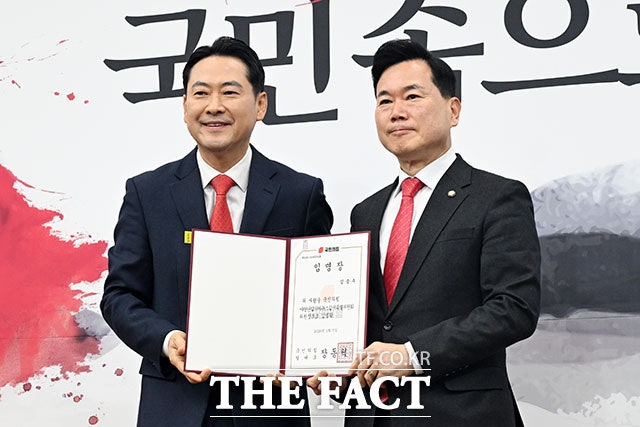 장동혁 국민의힘 대표(왼쪽)가 5일 오전 서울 여의도 국회에서 열린 '야당탄압가짜뉴스감시특별위원회 임명장 수여식 및 제1차 전체회의'에서 김승수 의원에게 임명장을 수여한 뒤 기념촬영을 하고 있다./국회=남용희 기자