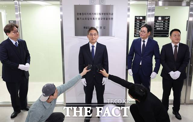 안권섭 특별검사가 2025년 12월 6일 오전 서울 서초구 관봉권 띠지 폐기 의혹 및 쿠팡 퇴직금 불기소 외압 의혹 진상규명을 위한 특검 사무소에서 열린 현판식에서 취재진의 질문에 답하고 있다./뉴시스