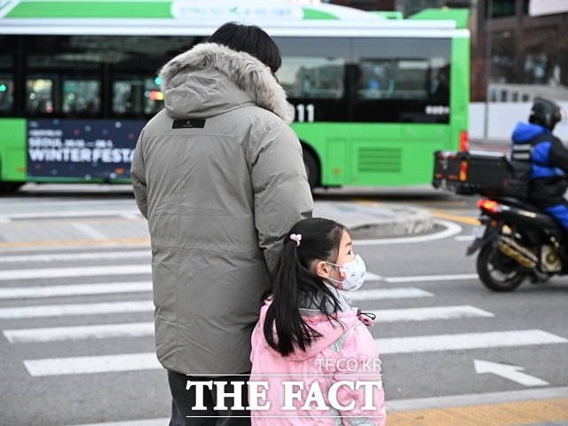 화요일인 6일은 전날보다 기온이 5도가량 떨어지겠고 중부내륙을 중심으로 아침 기온이 영하 10도 안팎으로 낮아 춥겠다.사진은 서울 광화문 일대에서 한 어린이가 아버지의 손을 잡고 있는 모습./송호영 기자