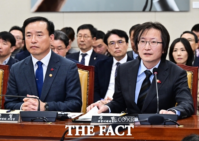 주병기 공정거래위원장(오른쪽)이 지난달 30일 오전 서울 여의도 국회에서 열린 '쿠팡 침해사고 및 개인정보 유출,<a href=