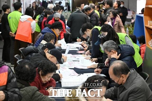 공공일자리를 제외하고 실업률을 계산하면 지난해 실업률이 한국은행 추정치보다 0.1~0.2%포인트 가량 높아진 것으로 나타났다.사진은 기사 내용과 무관./서예원 기자