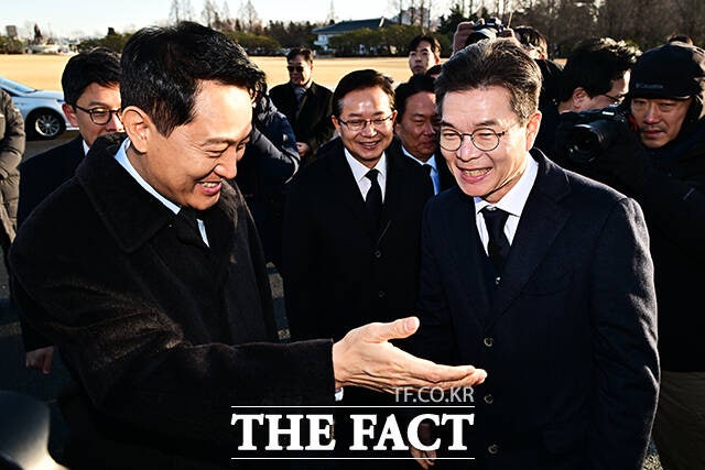 오세훈 서울시장(왼쪽)과 정원오 성동구청장이 새해 첫 날인 1일 오전 서울 동작구 국립서울현충원에서 인사를 하고 있다./배정한 기자