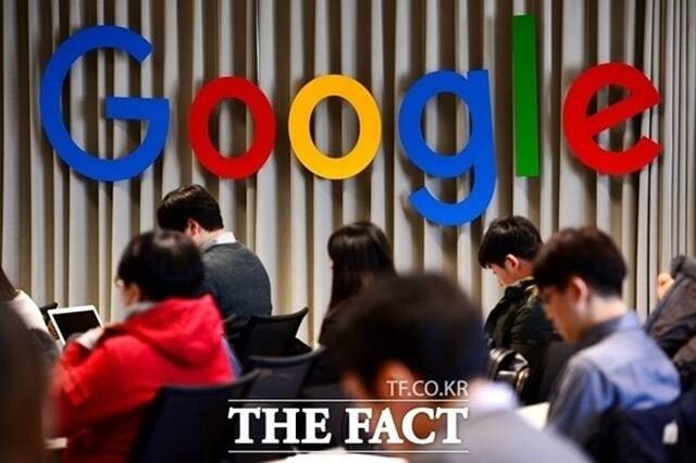 구글 모회사 알파벳이 7년 만에 애플을 제치고 미국 증시 시가총액 2위 자리에 오른 가운데 '제미나이 3'를 필두로 한 생성형 AI 경쟁에서 앞서나가고 있다는 평가가 나온다./더팩트 DB