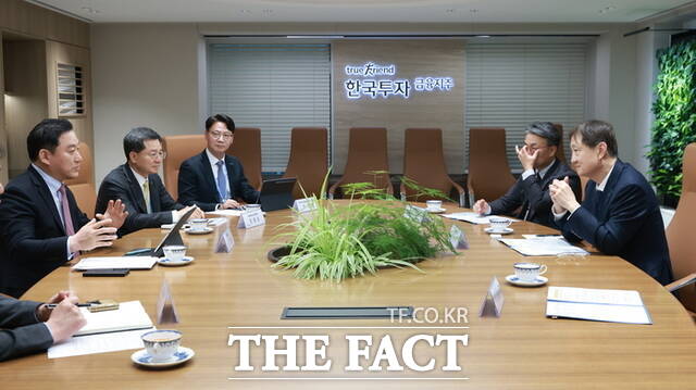 증권사 1위를 두고 경쟁 중인 업계 '양강' 한국투자증권과 미래에셋증권이 올해도 치열한 승부를 벌일 예정이다.2025년 12월23일 이찬진 금융감독원장(맨 오른쪽)이 김성환 한국투자증권 사장(맨 왼쪽) 등 한국투자