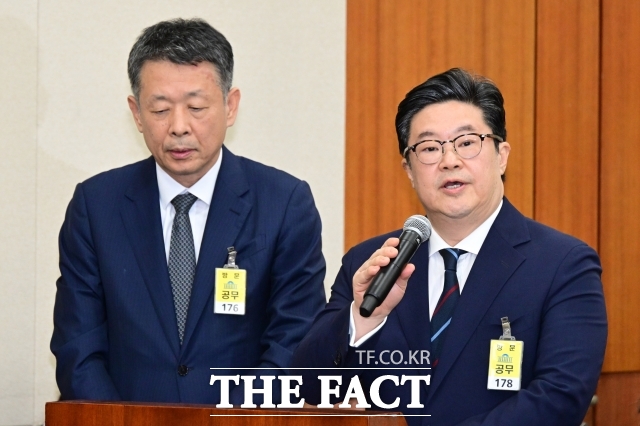 김병주 MBK파트너스 회장(오른쪽부터)과 김광일 MBK파트너스 부회장 겸 홈플러스 대표이사가 지난해 10월 14일 서울 여의도 국회 정무위원회에서 열린 공정거래위원회 등에 대한 국정감사에서 질의 답변을 하고 있다.