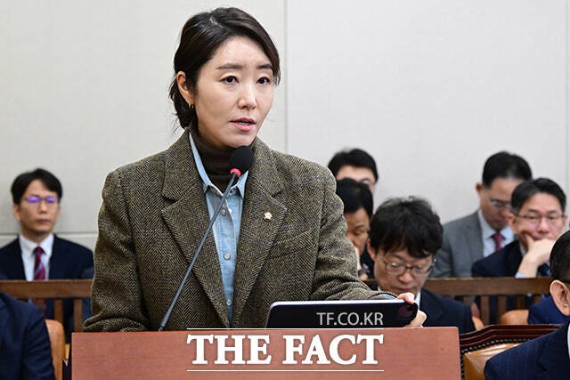 더불어민주당을 탈당한 강선우 의원에게‘공천 헌금’명목으로 1억 원을 건넨 의혹을 받는 김경 서울시의원이 고발된 이후 돌연 미국으로 출국,경찰 수사에 차질을 빚고 있다.사진은 강 의원 발언 모습./남윤호 기자