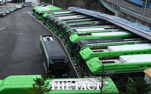 서울시버스노조가 오는 13일 총 파업을 예고한 가운데 서울시는 이에 대비한 비상 수송 대책을 가동한다고 12일 밝혔다.이날 오후 시는 시버스노조와 임금 협상을 앞두고 있다./더팩트DB