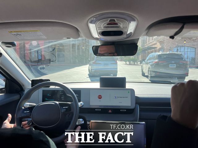 8일(현지시간) 미국 라스베이거스에서 모셔널 아이오닉 5 로보택시 탑승한 가운데,앞 차량이 멈추자 로보택시가 부드럽게 멈추는 모습./최의종 기자