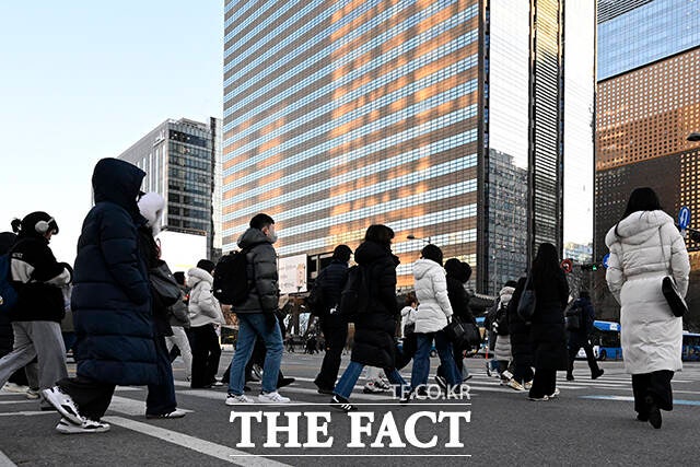 12일 오전 서울을 비롯해 전국 대부분 지역이 최저 기온 -10도에서 -5도 사이의 강추위가 예상된다./송호영 기자