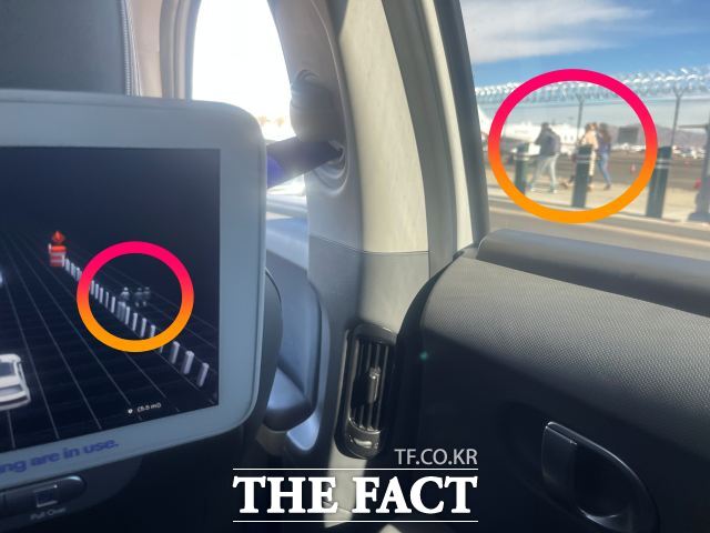 8일(현지시간) 미국 라스베이거스에서 차량 운전자가 운전석에 앉은 가운데 아이오닉 5 로보택시 뒷좌석에 탑승했다.사진은 뒷좌석 디스플레이를 통해 로보택시가 행인을 인식하는 것을 확인할 수 있는 장면./최의종 기자