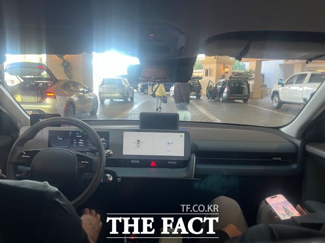 8일(현지시간) 아이오닉 5 로보택시를 탑승한 가운데 미국 라스베이거스 만달레이 베이 호텔 앞에서 사람이 지나가자 로보택시가 멈추는 모습./최의종 기자