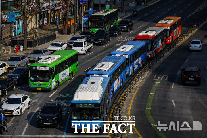 14일 서울시버스노조(노조)의 총파업이 이틀째에 접어든 가운데 노사가 2차 교섭에 돌입했다.노조 측은 이날 오후 9시까지 협상에 참여하고 요구안이 관철되지 않을 시 파업을 이어가겠다는 방침이다./더팩트DB