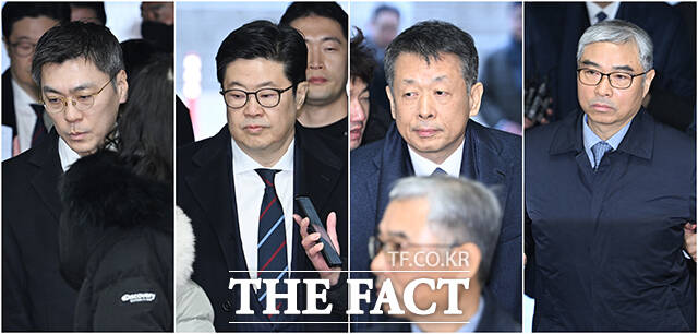 '홈플러스 사태'로 특정경제범죄가중처벌법상 사기 및 자본시장법 위반 혐의를 받는 김정환 MBK파트너스 부사장과 김병주 MBK파트너스 회장,김광일 MBK파트너스 부회장 겸 홈플러스 대표,이성진 홈플러스 전무(왼쪽부