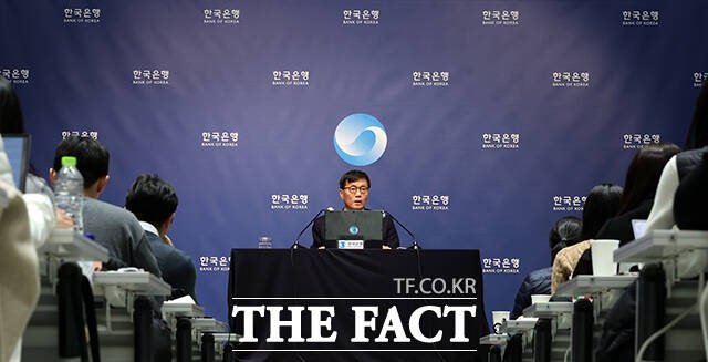 이창용 한국은행 총재가 15일 오전 서울 중구 한국은행에서 열린 통화정책방향 기자간담회에서 취재진 질문에 답하고 있다.한은 금융통화위원회는 이날 새해 첫 회의에서 기준금리를 연 2.50%로 5연속 동결했다./남윤