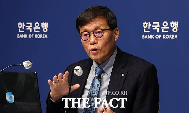 이창용 한국은행 총재가 15일 오전 서울 중구 한국은행에서 열린 통화정책방향 기자간담회에서 취재진 질문에 답하고 있다.한은 금융통화위원회는 이날 새해 첫 회의에서 기준금리를 연 2.50%로 5연속 동결했다./남윤