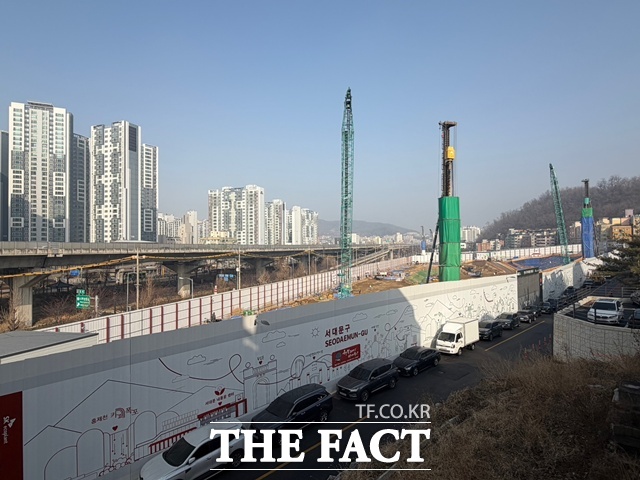 드파인 연희는 연희1구역을 재개발한 단지다.단지 북측으로는 홍제천이 흐르고 남측으로는 궁둥공원이 있다./공미나 기자