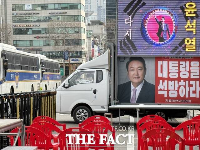 지난 9일 자유대한국민연대가 서울중앙지법 인근 정곡빌딩 남관 앞에서 집회를 열고 있다.의자를 설치했으나 곳곳이 빈 자리로 남아있다./정인지 기자