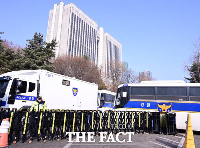 고위공직자범죄수사처(공수처)의 체포영장 집행을 방해한 혐의 등으로 기소된 윤석열 전 대통령의 첫 선고를 앞둔 지난 16일 서울 서초구 서울중앙지방법원 앞이 경찰차벽으로 둘러싸여 있다./이새롬 기자