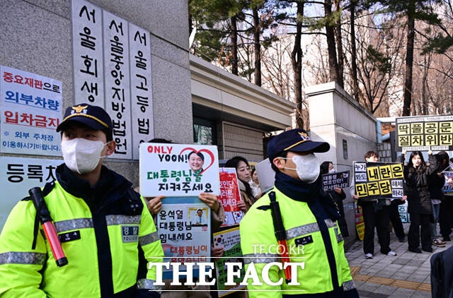윤석열 전 대통령 지지자들이 지난 16일 서울 서초구 서울중앙지방법원 앞에서 팻말을 들고 윤 전 대통령을 연호하고 있다./이새롬 기자