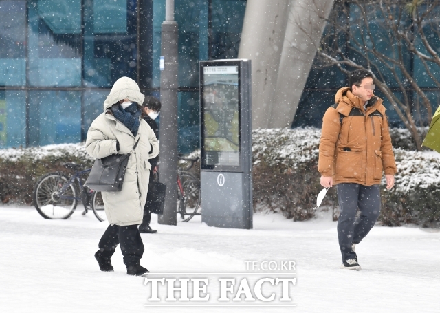 19일 전국이 대체로 흐린 가운데 중부지방과 전북을 중심으로 비나 눈이 내릴 전망이다./더팩트 DB