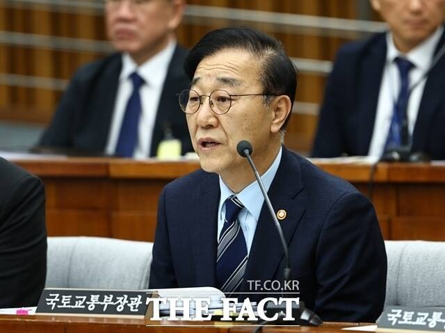 김윤덕 국토교통부 장관은 해외건설 수주 환경 구조가 단순 도급에서 투자개발로 바뀌고 있다고 말했다.한국 기업도 이에 발맞춰 대응해야 한다고 강조했다./뉴시스