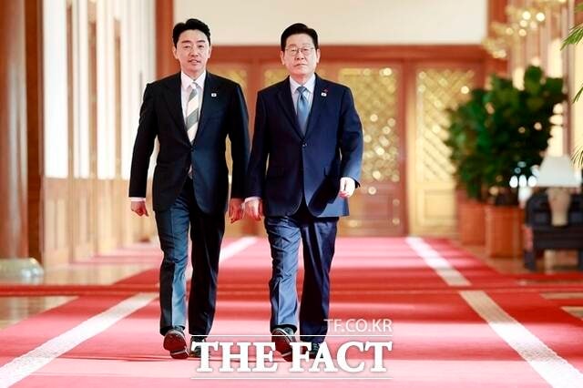 국토교통부에 따르면 지난해 국내 건설사들이 해외에서 따낸 수주금액은 473억 달러로 집계됐다.이는 11년 만에 최대 실적이다.사진은 이재명 대통령이 지난 15일 청와대에서 열린 수석보좌관회의에 강훈식 비서실장과 