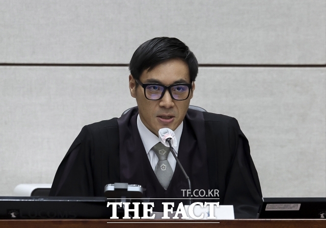 윤석열 전 대통령의 체포방해 혐의 등에 대해 징역 5년을 선고한 1심 재판부가 12·3 비상계엄 당시 국무회의 소집 등 행위가 내란죄의 실행의 착수로 평가될 여지가 있다고 언급했다./사진공동취재단
