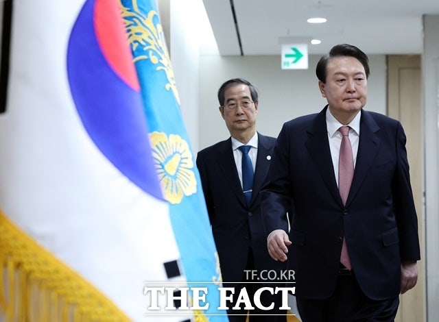 윤석열 대통령에 대한 탄핵소추안이 14일 가결되면서 한덕수 국무총리가 대통령 권한을 대행하게 됐다.사진은 지난 2022년 4월 윤석열 대통령 당선자가 대통령직 인수위원회 기자회견장에서 한덕수 전 국무총리를 지명하고