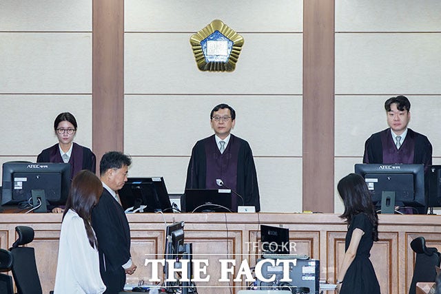 한덕수 전 국무총리의‘내란 우두머리 방조 혐의’첫 공판이 열린 30일 서울 서초구 서울중앙지법 대법정에 이진관 부장판사가 들어서고 있다.2025.09.30 사진공동취재단